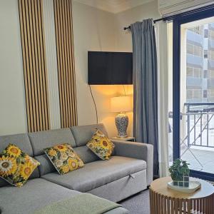 Una sala de estar con un sofá y una ventana. en Joyful Stay Stylish Retreat in Perth City, en Perth 30 fotos más