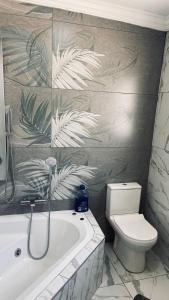 Ένα μπάνιο στο Crown Palace Guesthouse +41 φωτογραφίες