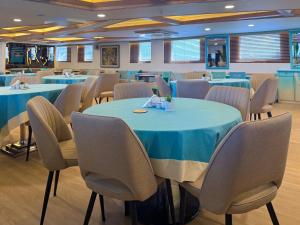 einen Konferenzraum mit einem blauen Tisch und Stühlen in der Unterkunft Ritrella Floating Hotel in Male City