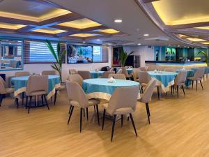 ein Esszimmer mit blauen Tischen und Stühlen in der Unterkunft Ritrella Floating Hotel in Male City