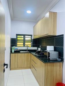 Η κουζίνα ή μικρή κουζίνα στο Cosy FC Villa Apartments Alagbaka, Akure