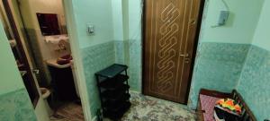 a bathroom with a brown door and a sink at Apartament Bozias Muncitori in Tîrnăveni
