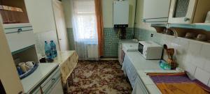 a kitchen with a counter and a microwave at Apartament Bozias Muncitori in Tîrnăveni