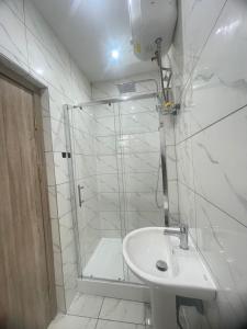 Ένα μπάνιο στο Cosy FC Villa Apartments Alagbaka, Akure +12 φωτογραφίες
