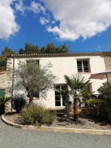 a white house with trees in front of it at Gîte La Rocardière XL 10 personnes in Mouchamps