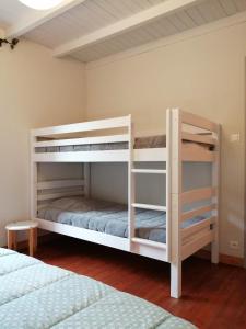 two bunk beds in a room with two beds at Gîte La Rocardière XL 10 personnes in Mouchamps