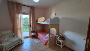 1 dormitorio pequeño con 1 litera y 1 cama en Casa nonna Elvia Elvia's Grandma home, en Dolianova