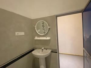 Ένα μπάνιο στο Bird garden Midigama +5 φωτογραφίες