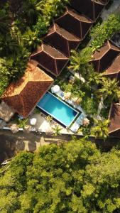 une vue aérienne d'un groupe de toits avec une piscine dans l'établissement Alinn Villas, à Nusa Lembongan