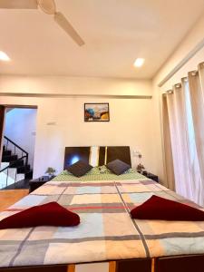Μια τηλεόραση ή/και κέντρο ψυχαγωγίας στο Kingstone Villa - The Dream Stays ll pvt pool ll 2AcRooms