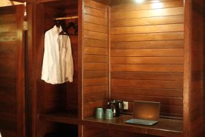 un sauna avec un ordinateur portable sur un mur en bois dans l'établissement Alinn Villas, à Nusa Lembongan