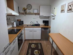 een kleine keuken met een keukenmat op de vloer bij Ferienwohnung Carpe Diem in Bad Harzburg
