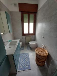 a bathroom with a sink and a tub and a toilet at Flat all for you in Treviso
