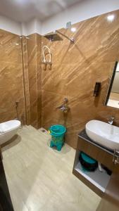 Un baño con lavabo, inodoro y bañera. en Hotel Kanhaiya Palace, en Ayodhya