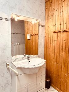 a bathroom with a sink and a mirror at Au petit Clocher - vakantiehuis Ardennen in Ferrières