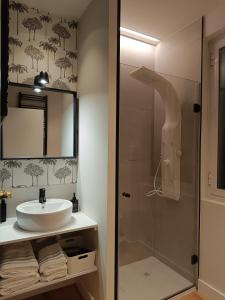 ein Badezimmer mit Waschbecken und Dusche in der Unterkunft Piso Carpio, 22 by pisoschulospuntoes in León