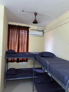 Ένα ή περισσότερα κρεβάτια σε δωμάτιο στο Suryagayathri Rest Home Kozhikode +6 φωτογραφίες