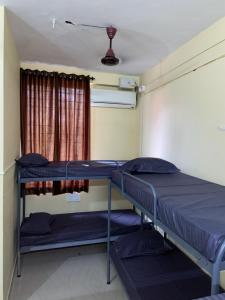 Ένα ή περισσότερα κρεβάτια σε δωμάτιο στο Suryagayathri Rest Home Kozhikode