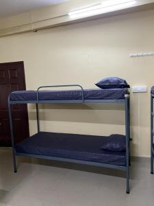 Μία ή περισσότερες κουκέτες σε δωμάτιο στο Suryagayathri Rest Home Kozhikode