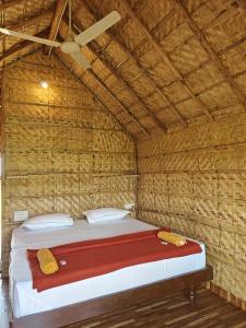 1 dormitorio con 1 cama en una cabaña de paja en The Sundown Hampi, en New Hampi 80 fotos más