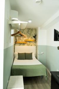 En eller flere senge i et værelse på GoToSeville Mini Studio