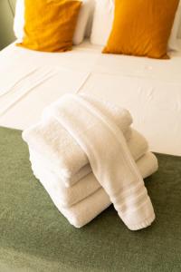 En eller flere senge i et værelse på GoToSeville Mini Studio + 27 billeder