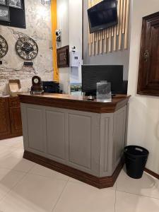 un bar en una habitación con un mostrador en una habitación en Cattleya Boutique Hotel, en Ruse 45 fotos más