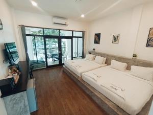 ein Wohnzimmer mit 2 Betten und einem großen Fenster in der Unterkunft Island Dive Club in Ko Tao