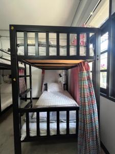 Dos literas en una habitación con una cama en BNK89 Hostel, en Bangkok