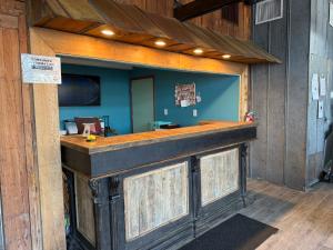 een houten bar in een kamer met een blauwe muur bij Fiddler's Restaurant and Resort in Steinhatchee