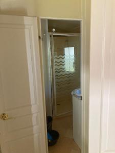 ein Badezimmer mit ebenerdiger Dusche neben einer Toilette in der Unterkunft Mobilhome 3 chambres in Mialet