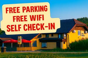 梅德沃代Pri Ancki B&B Ljubljana suburbs的房子旁边有一块牌子，上面写着“免费停车，免费无线网络，自助入住”