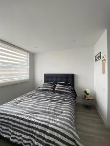 Postel nebo postele na pokoji v ubytování Penthouse with Infinity Rooftop Pool & Gym 24x7 , Steps from Zona T!