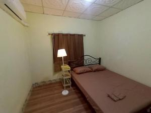 - une petite chambre avec un lit et une lampe dans l'établissement Future house, à Ban Yang Pa Kha