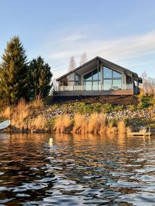 ロヴァニエミにあるAurora Arctic Riverside Villaの水辺の家