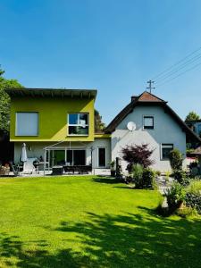 a house with a green lawn in front of it at Sabes Ferienwohnung in Altglandorf