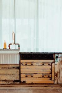 Un viejo cofre de madera en una habitación con ventana en The Werombee Hive, en Theresa Park