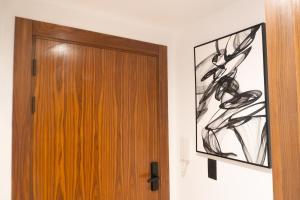 a wooden door in a room with a picture at Pause parfaite in El Aouina Station