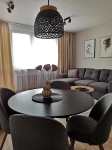 een woonkamer met een tafel en stoelen bij Apartament Opawska 2 in Gliwice +2 foto's