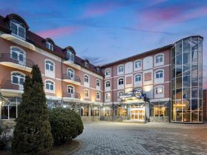 un edificio grande con muchas ventanas en Mercure Sibiu Airport, en Sibiu