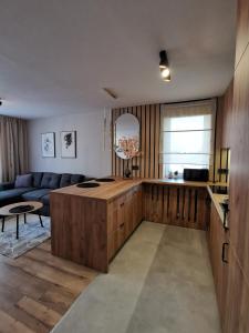 een woonkamer met een bank en een tafel bij Apartament Opawska 2 in Gliwice