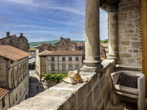 a hat and a pair of shoes sitting on a ledge at Mercure Figeac Viguier du Roy in Figeac
