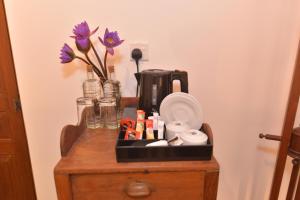 - une table avec une cafetière et des fleurs dans l'établissement Dhyana Beach Villa, à Ambalangoda