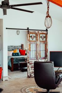 Habitación con cama, silla y ventana en The Werombee Hive, en Theresa Park