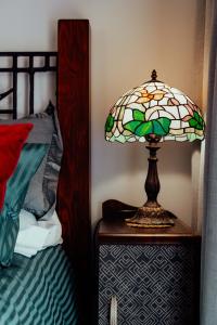 una lámpara en una mesita de noche junto a una cama en The Werombee Hive, en Theresa Park 22 fotos más