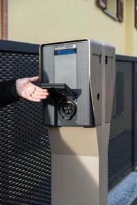 a person is putting their hand in a pay phone at Appartamento Primula - Cascina Da Rosa in Capiago Intimiano