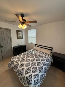 Un dormitorio con una cama y un ventilador de techo. en Private Cozy Apartment, en Jacksonville
