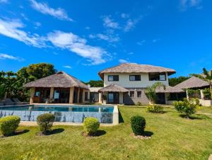 Πισίνα στο ή κοντά στο Beachfront Luxury Villa with Infinity Pool