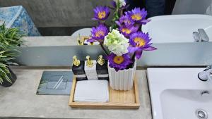 a vase of flowers on a cutting board next to a sink at Casa Selvita in Kandy