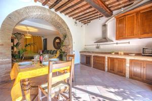 an open kitchen with a table and an archway at Il Nido dell'Oca - Loft Giardino in Siena